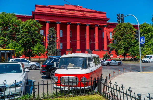 2021年6月15日 乌克兰基辅 红色苏联Uaz 452 Van 位于基辅国立大学大楼前 — 图库照片