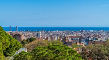 Barselona, İspanya - 12 Nisan 2021 - Orta Barselona ve Akdeniz 'in panoramik manzarası