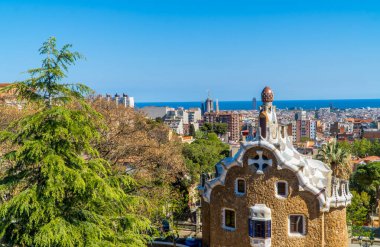 Barcelona, İspanya - 12 Nisan 2021 - Park Guell 'deki Casa del Guarda Gaudi binasının panoramik manzarası