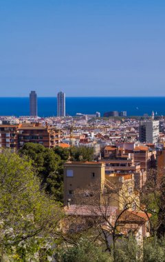 Barselona, İspanya - 12 Nisan 2021 - Orta Barselona ve Akdeniz 'in dikey görünümü