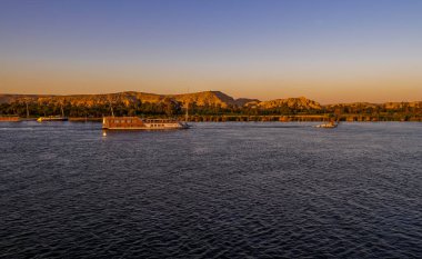 Luxor, Mısır - 3 Nisan 2021 - Nil Nehri 'nde gün batımında turist botu
