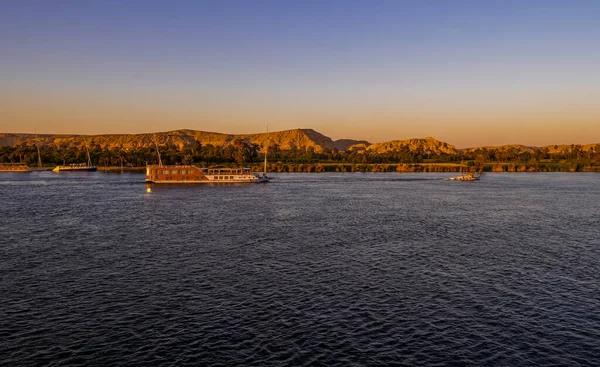 Luxor Egypte April 2021 Toeristenboot Nijl Bij Zonsondergang — Stockfoto