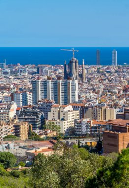 Barselona, İspanya - 12 Nisan 2021 - Barcelona şehir merkezinin arka planında Akdeniz 'in olduğu dikey hava manzarası