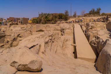 Aswan, Mısır - 2 Nisan 2021 - Aswan 'daki Bitmemiş Obelisk' i ziyaret eden turistlerin panoramik görüntüsü