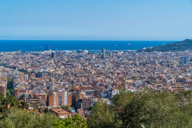 Barselona, İspanya - 12 Nisan 2021 - Barcelona şehir merkezinin arka planında Akdeniz 'in ufuk çizgisinin panoramik görüntüsü