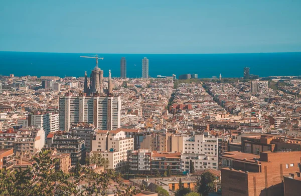 스페인 바르셀로나 2021 사그라다 파밀리아 대성당 지중해를 배경으로 바르셀로나 중심가의 — 스톡 사진