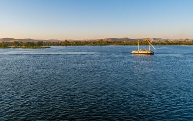 Luxor yakınlarındaki Nil Nehri 'ndeki tekne ve bitki örtüsünün güzel panoramik manzarası