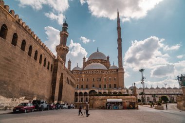 Kahire, Mısır - 26 Mart 2021 - Selahaddin Kalesi 'nde Muhammed Ali Camii önünde yürüyen yaşlı bir adam