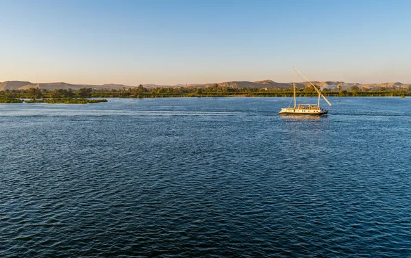 Luxor yakınlarındaki Nil Nehri 'ndeki tekne ve bitki örtüsünün güzel panoramik manzarası