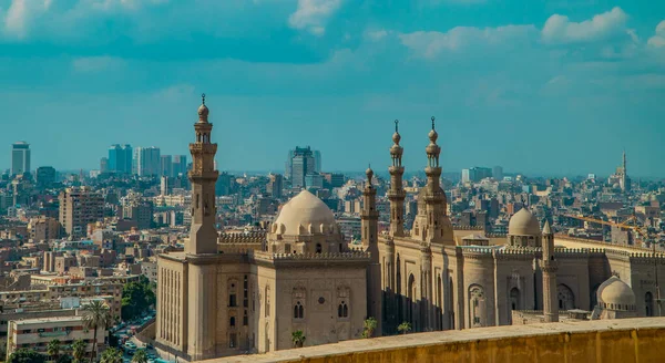 カイロ エジプト 2021年3月26日 サラディン要塞 カイロシタデル から見たスルタン ハサンのモスク マドラサとダウンタウンカイロのパノラマ航空ビュー — ストック写真