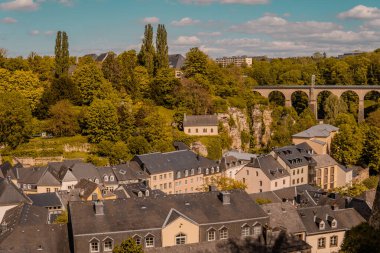 Kale duvarı, Kazematlar ve antik viyadük köprüsü olan Lüksemburg şehrinin havadan panoramik manzarası.