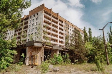 Pripyat şehrinde terk edilmiş Sovyet tarzı apartman blokları Çernobil Reaktörü 4 felaketinden 3 kilometre uzakta.