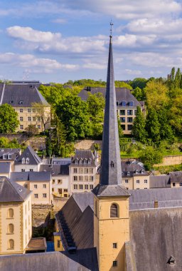 Neumunster Manastırı 'nın havadan görünüşü ve Lüksemburg, Lüksemburg' un aşağı kasabasındaki ortaçağ evleri