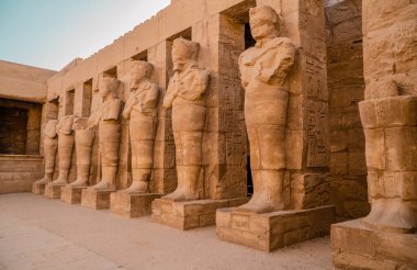 Luxor, Mısır 'daki Karnak Tapınağı Kompleksi' nde inanılmaz heykeller var.