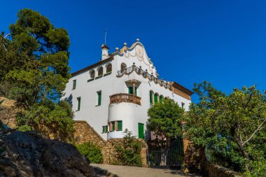 Barcelona, İspanya - 12 Nisan 2021 - Casa Trias 'ın Parc Guell içindeki panoramik görüntüsü