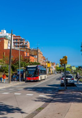 Barselona, İspanya - 12 Nisan 2021 - Şehrin üst kesimindeki bir otobüs ve evlerin dikey sokak fotoğrafçılığı