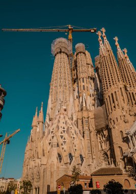 Barcelona, İspanya - 12 Nisan 2021 - ünlü Gaudi Sagrada Aile Katedrali 'nin dikey yakın çekimi