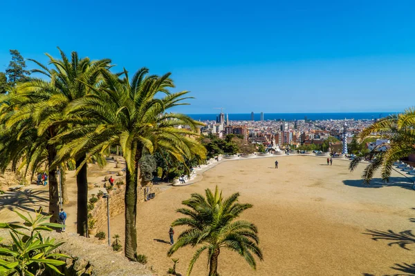 Barselona Spanya Nisan 2021 Palmiye Ağaçlarının Panoramik Manzarası Arka Planda — Stok fotoğraf