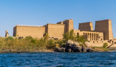 Agilkia Adası 'ndaki İsis Tapınağı' nın su seviyesi panoramik görüntüsü (eski adıyla the Aswan Low Barajı 'nın rezervuarında)