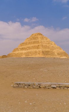 Mısır 'ın en eski piramidi olan Saqqara' daki Djoser Piramidinin dikey görünümü