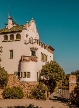 Barcelona, İspanya - 12 Nisan 2021 - Casa Trias 'ın Parc Guell içindeki dikey gün batımı görüntüsü