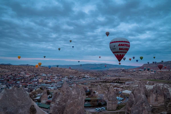 Goreme Turcja Marca 2020 Panoramiczny Widok Turystycznych Balonów Ogrzane Powietrze — Zdjęcie stockowe