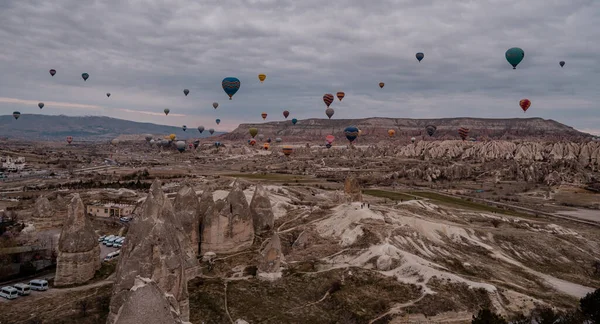 Goreme Turcja Marca 2020 Widok Wschód Słońca Balonów Latających Pobliżu — Zdjęcie stockowe