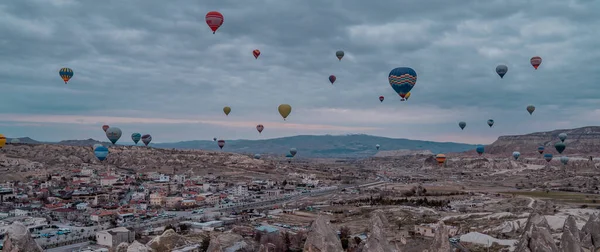 Goreme Turcja Marca 2020 Balony Turystyczne Ogrzane Powietrze Przelatujące Nad — Zdjęcie stockowe