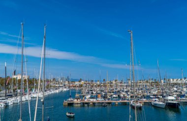 Barcelona, İspanya - 15 Nisan 2021 - Barcelona Olimpiyat Limanı 'ndaki yelkenli ve motorlu tekne manzarası