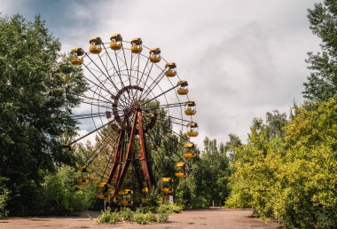 Pripyat, Ukrayna 'nın Çernobil Yasak Bölgesi' ndeki çürüyen lunaparkında terk edilmiş dönme dolap.