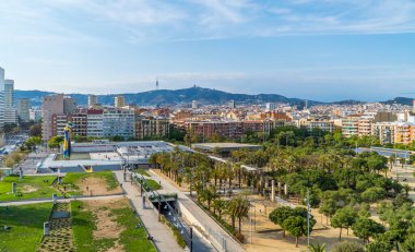 Barselona, İspanya - 15 Nisan 2021 - Barcelona şehir merkezi manzaralı Park Joan Miro 'nun hava manzarası