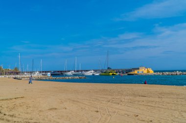 Barselona, İspanya - 15 Nisan 2021 - Barceloneta plajı neredeyse boş