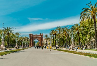 Barcelona, İspanya - 15 Nisan 2021 - Passeig de Lluis Şirketler Parkı 'ndaki arka planda Zafer Kemeri (Arc de Triomf) olan insanların panorama görüntüsü