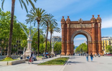 Barcelona, İspanya - 15 Nisan 2021 - Passeig de Lluis Şirketler Parkı 'ndaki insanlar arkada Zafer Kemeri (Arc de Triomf) ile