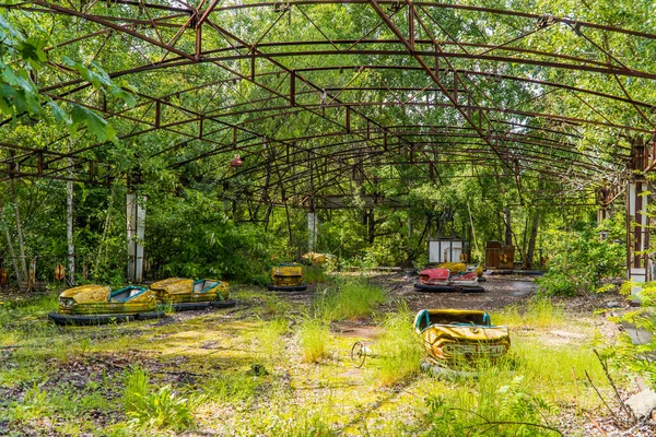 Μια Άποψη Των Εγκαταλελειμμένων Συγκρουόμενων Αυτοκινήτων Στο Παρακμάζον Λούνα Παρκ — Φωτογραφία Αρχείου