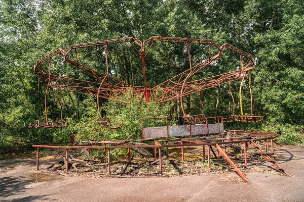 Çernobil Yasaklama Bölgesi içindeki Ukrayna, Pripyat 'ın çürüyen eğlence parkındaki terk edilmiş biniş manzarası