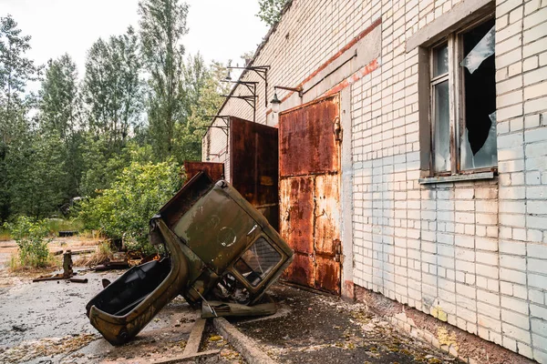Ένα Εγκαταλελειμμένο Συνεργείο Αυτοκινήτων Παρακμή Στη Ζώνη Αποκλεισμού Του Τσερνομπίλ — Φωτογραφία Αρχείου