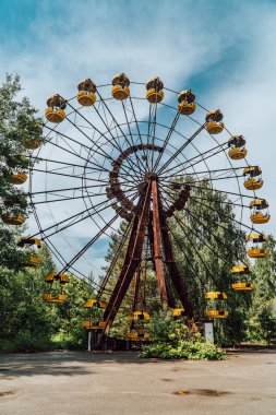 Çernobil Yasaklama Bölgesi içindeki Ukrayna, Pripyat 'ın çürüyen eğlence parkında terk edilmiş bir dönme dolabın dikey görüntüsü