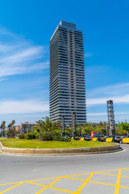 Barselona, İspanya - 15 Nisan 2021 - Barcelona Olimpiyat limanında gökdelen
