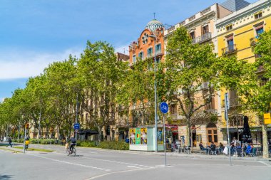 Barselona, İspanya - 15 Nisan 2021 - Barcelona şehir merkezinde teraslı geleneksel mimarinin sokak fotoğrafçılığı