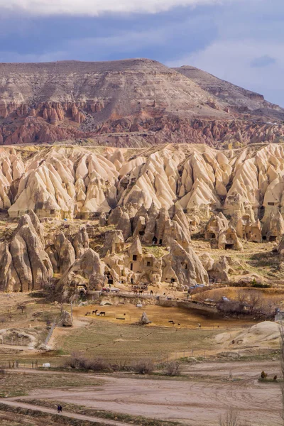 Verticaal Bewolkt Panoramisch Uitzicht Unieke Cappadocialandschappen Met Rotsformaties Sprookjesschoorstenen Bij — Stockfoto