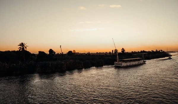 Luxor Egipto Abril 2021 Barco Turístico Río Nilo Por Noche — Foto de Stock