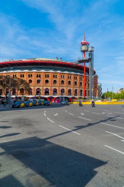 Barcelona, İspanya - 15 Nisan 2021 - Arenas de Barcelona alışveriş merkezinin dikey sokak manzarası