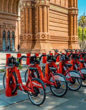 Barcelona, İspanya - 15 Nisan 2021 - Barcleona 's Arc de Triomf' ta (Zafer kemeri) bisiklet dikey çekimi)