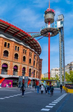 Barcelona, İspanya - 15 Nisan 2021 - Arenas de Barcelona alışveriş merkezindeki insanların dikey sokak manzarası