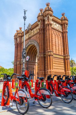 Barcelona, İspanya - 15 Nisan 2021 - Barcelona 'nın Zafer Kemeri' ndeki bisikletlere dikey bakış)