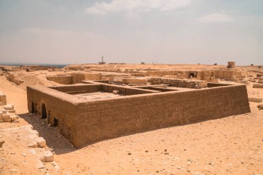 Saqqara, Mısır - 1 Nisan 2021 - Mısır 'daki en eski piramit olan Saqara Piramidi' ndeki mezarlar