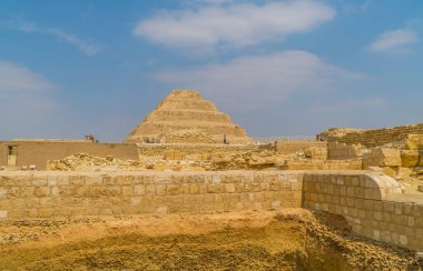 Saqqara, Mısır - 1 Nisan 2021 - Mısır 'daki en eski piramit olan Djoser Piramidi' nin mezarından çıkan turist ve işçilerin panoramik görüntüsü