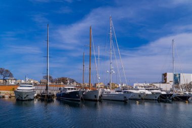 Barselona, İspanya - 15 Nisan 2021 - Barcelona Olimpiyat limanında yelkenli tekneler