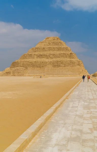 Saqqara Egitto Aprile 2021 Una Veduta Dei Turisti Alla Piramide — Foto Stock